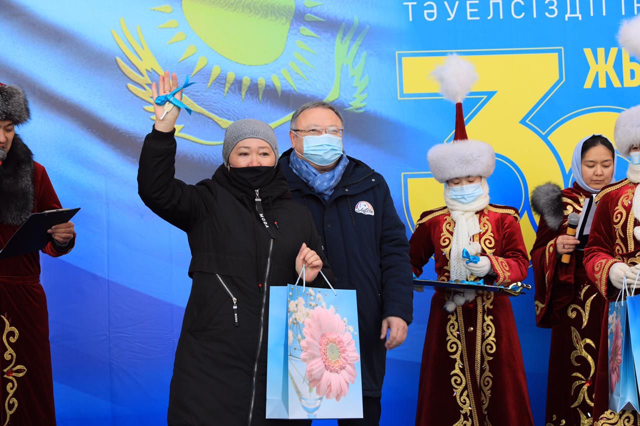 Ақтөбеде жетім балалар мен аз қамтылған отбасыларға жаңа пәтер кілттері берілді.