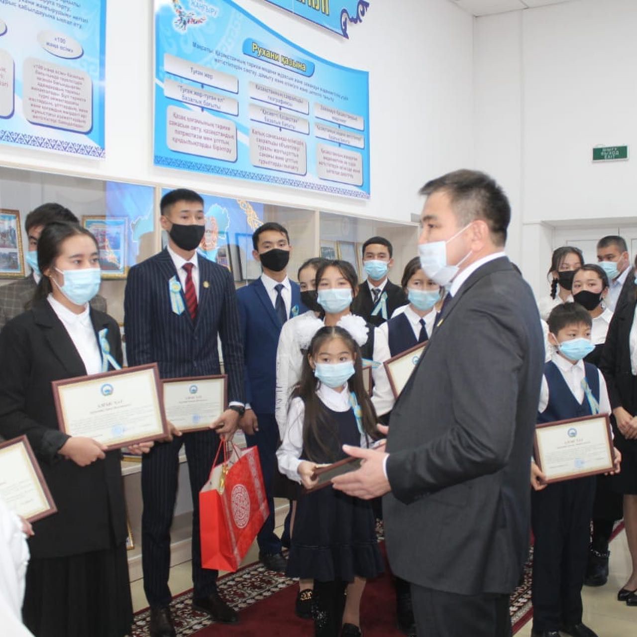 Т.РЫСҚҰЛОВ АУДАНЫНЫҢ ӘКІМІ Е.САДЫРҚҰЛОВ ДАРЫНДЫ ОҚУШЫЛАРЫМЕН КЕЗДЕСТІ