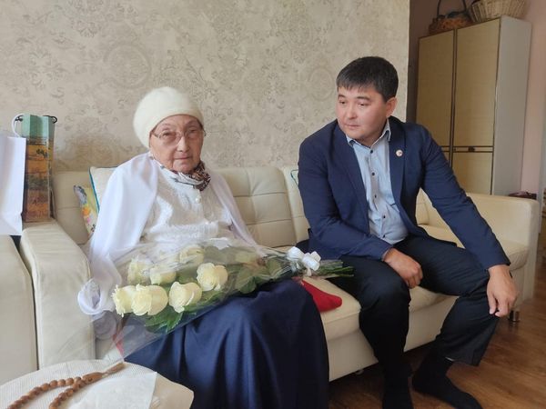 Қазақ поэзиясының ақ гүлімен кездесу