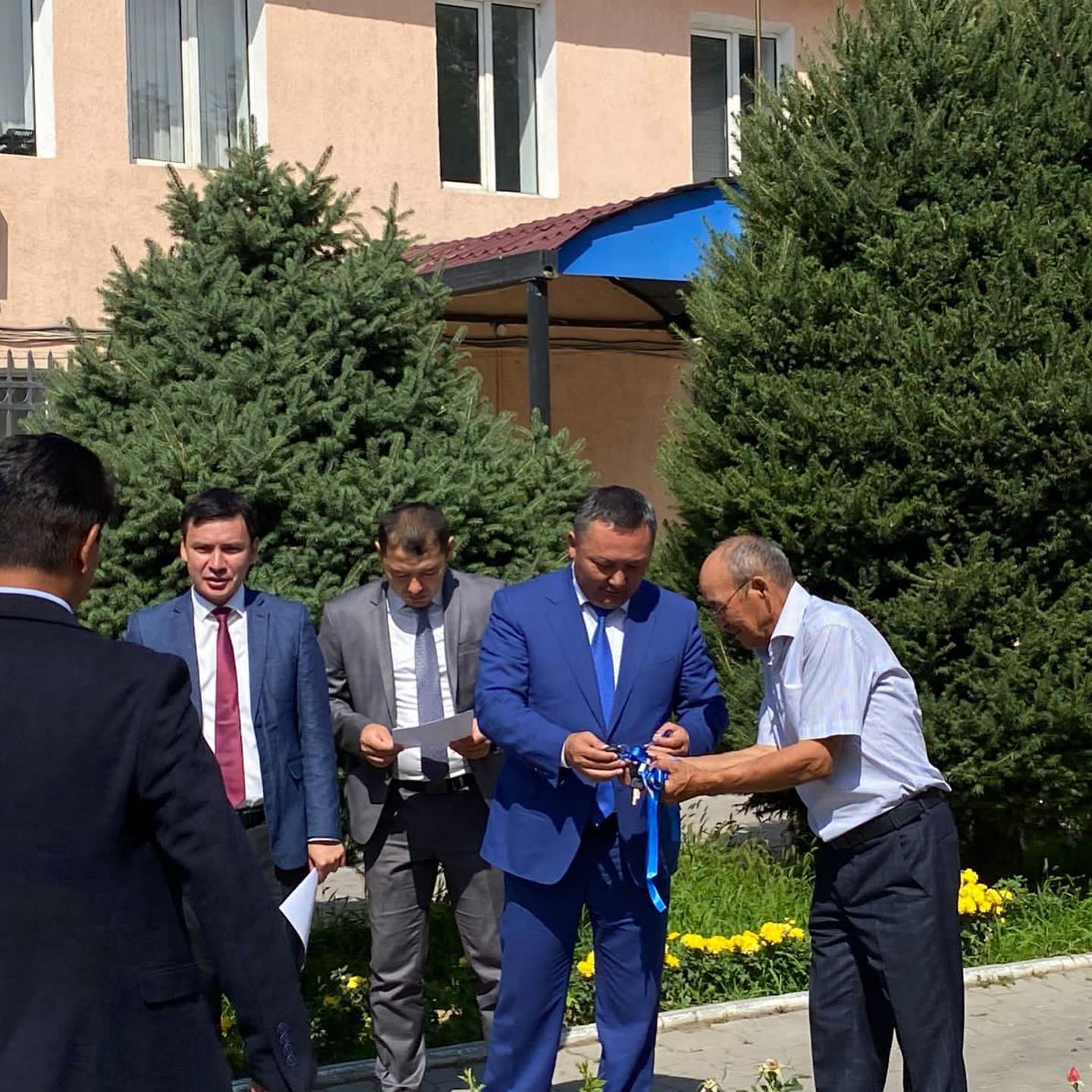 Облыс әкімінің орынбасары Қанатбек Мәдібек арнайы келіп, көлік кілттерін табыстады