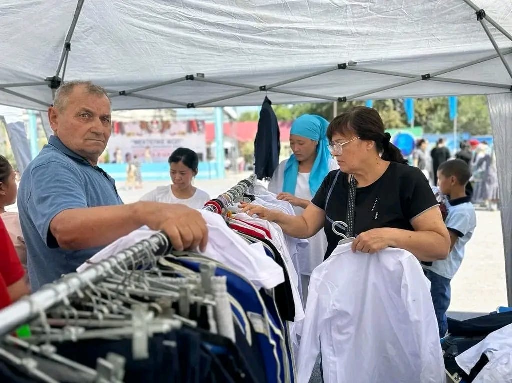 Жаңа оқу жылының басталуына санаулы күндер қалды.  Ата-аналар балаларына мектепке қажетті заттарын сатып алатын кез. Осыған орай аудан орталығында мектеп тауарларының жәрмеңкесі өтті.  