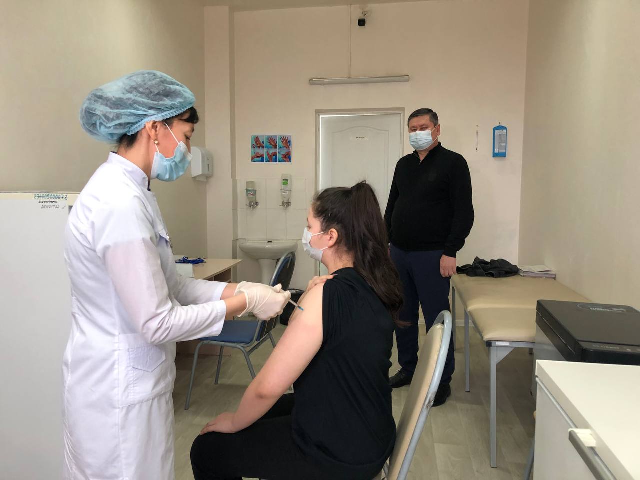 Арубаев бастаған мем қызметкерлер ұл-қыздарын вакцинациялаудан өткізді