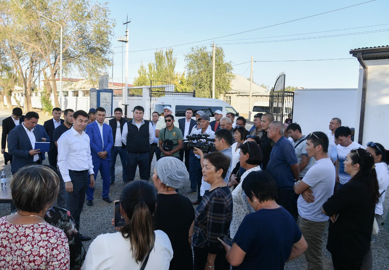 ДАРХАН САТЫБАЛДЫ ТҮРКІСТАНДАҒЫ НЫСАНДАРДЫ АРАЛАП, ТҰРҒЫНДАРМЕН КЕЗДЕСТІ