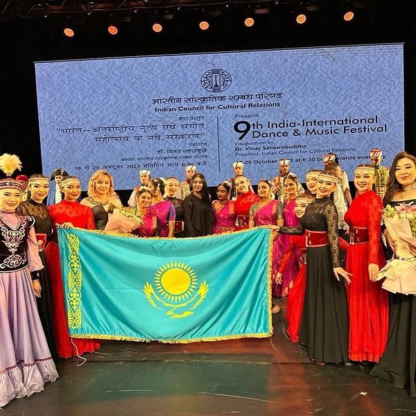 ҚАЗАҚТЫҢ БИ ӨНЕРІ ҮНДІСТАНДЫҚТАРДЫ ТӘНТІ ЕТТІ