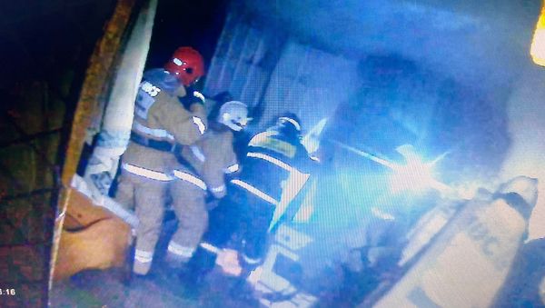 Тараздық құтқарушылар қызыл жалынның ішінен газ баллоны мен  жанар-жағар май толы канистрларды  шығарды