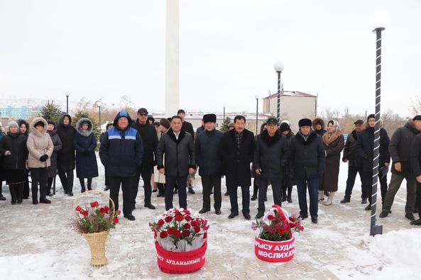 ТАҒЗЫМ ЕТІП, ГҮЛ ШОҚТАРЫ ҚОЙЫЛДЫ
