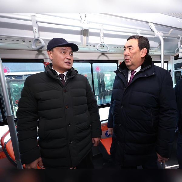 Жамбыл облысының әкімі Е. Қарашөкеев жаңа автобустардың кілттерін тапсырды