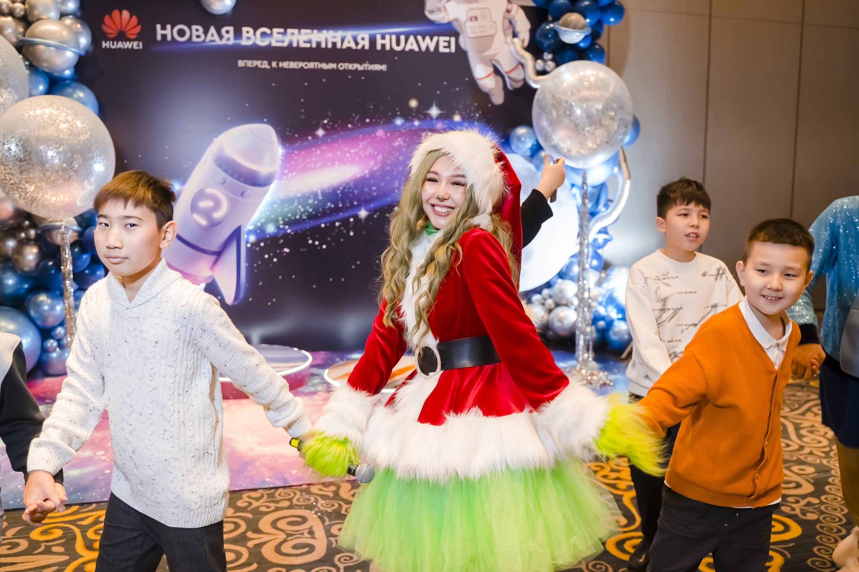 Huawei таңғажайып әлемі: Астанада балаларға арналған ерекше шырша өтті