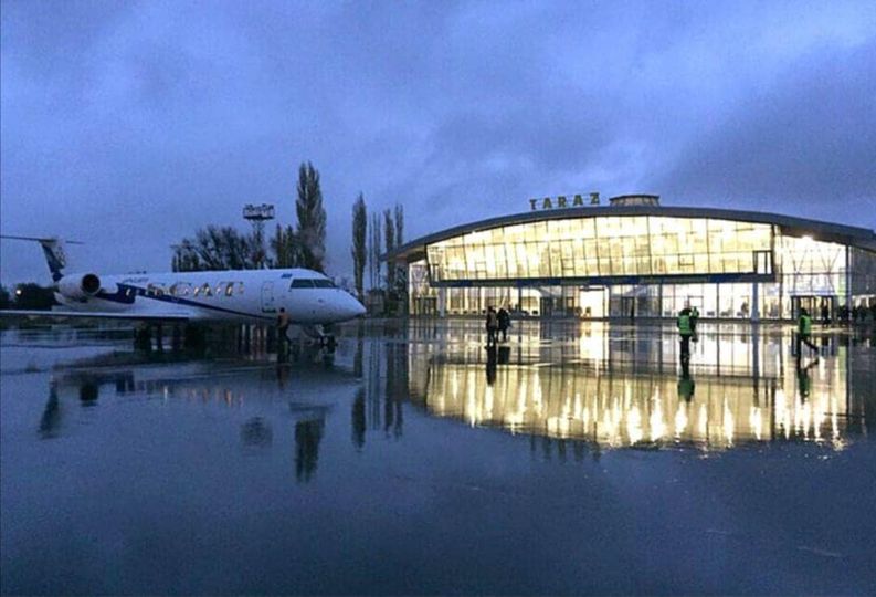 Әуе кемесінің бортында темекі шеккен кәмелетке толмаған жолаушы қыздың заңды өкіліне айыппұл салынды
