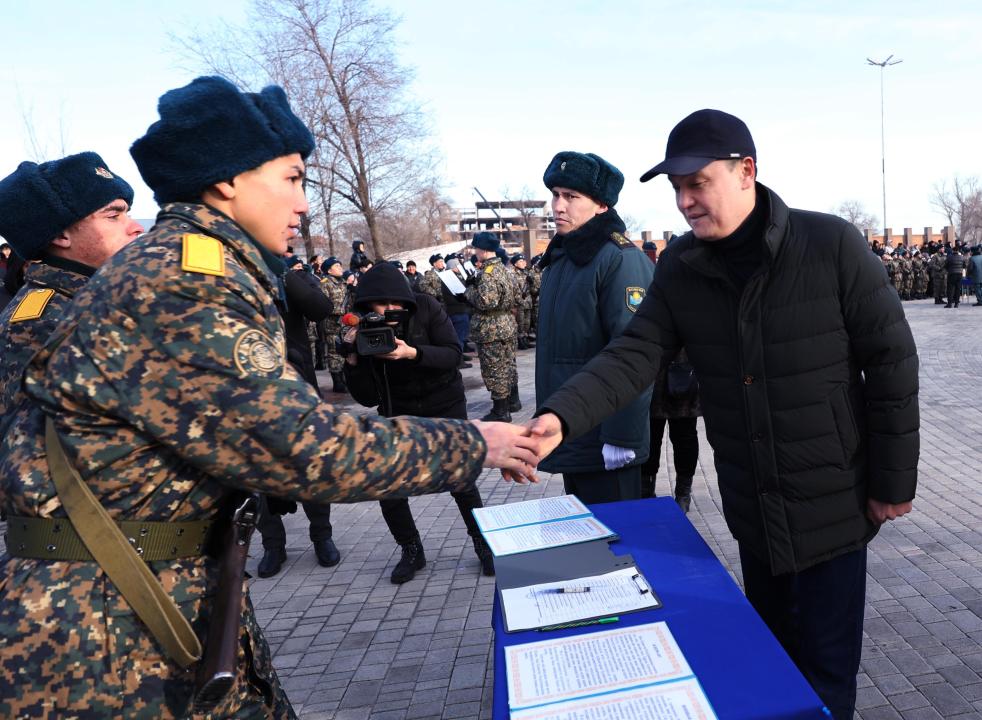 Облыс әкімі жас сарбаздардың ант қабылдау рәсіміне қатысты