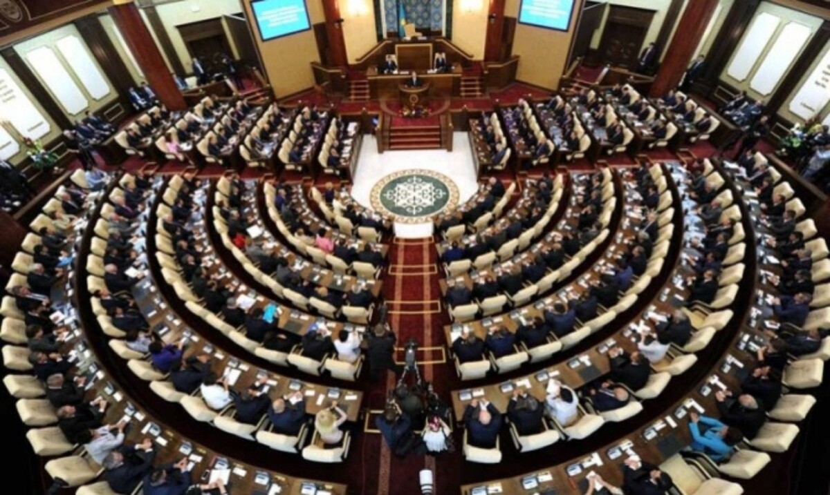 Үкімет пен Парламенттің текетіресі кімге тиімді? 