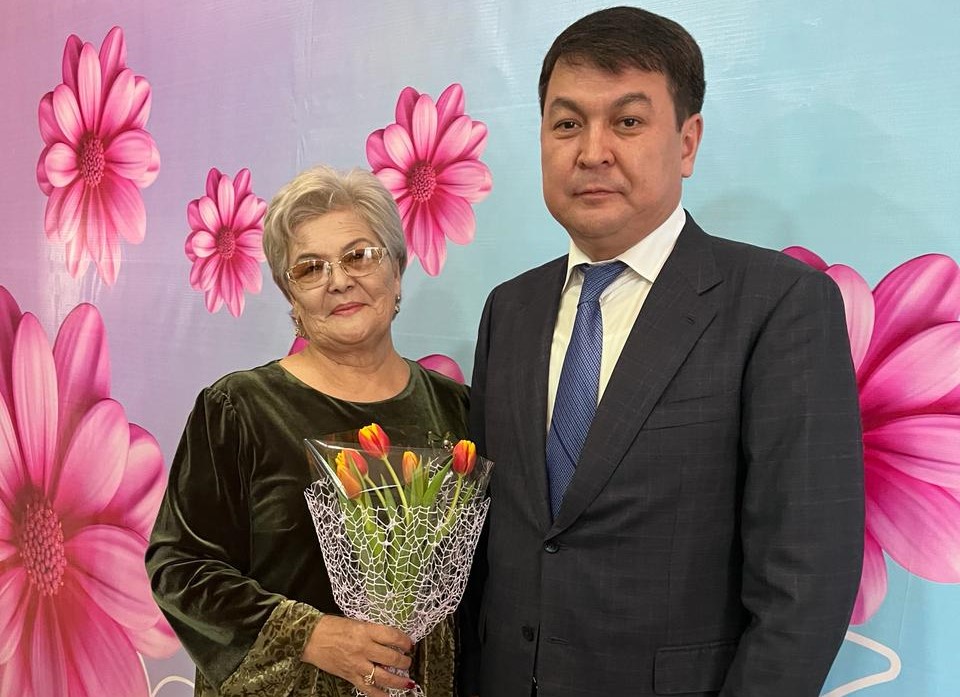 Әлемді тең көрген, жүректі тербеген