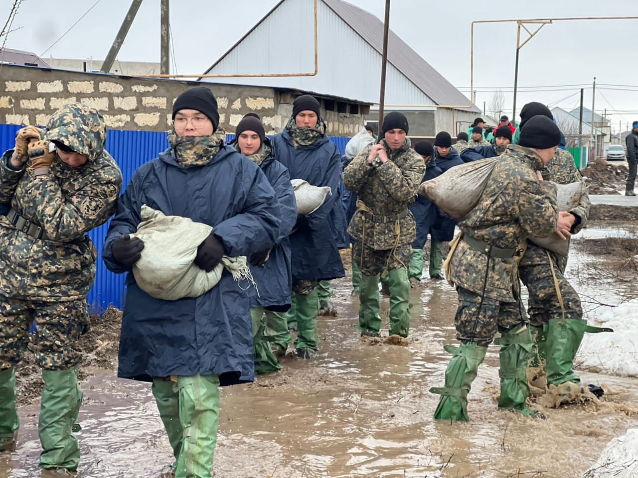 Батысқазақстандықтар су тасқынының алдын алу бағытында күресуде