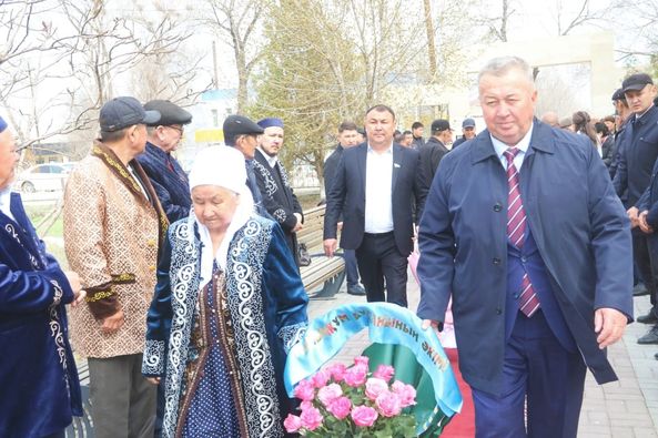 ЖАЗАТА ЕСКЕРТКІШІНЕ ГҮЛ ШОҚТАРЫ ҚОЙЫЛДЫ