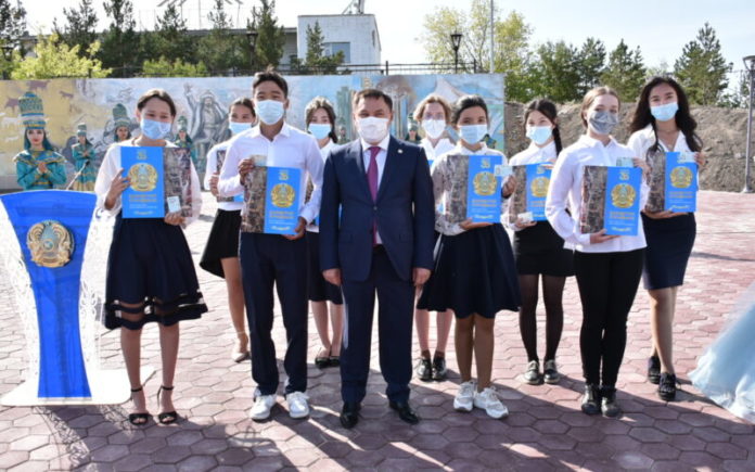 100 метр биіктікте желбіреген көк ту