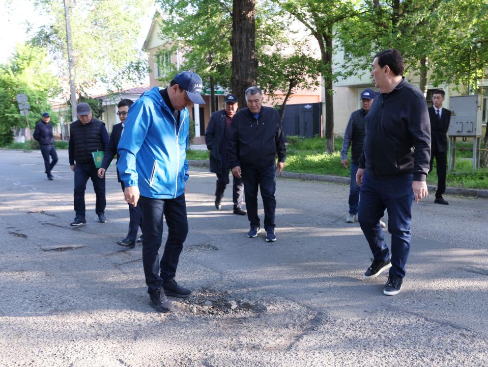 Тараз қаласында биыл 140 шақырымнан аса жол орташа жөндеуден өтеді