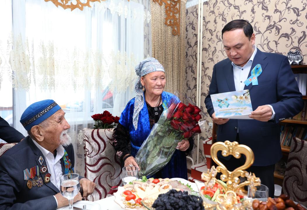 Ербол Қарашөкеев Жеңіс күніне орай соғыс ардагерлеріне барды