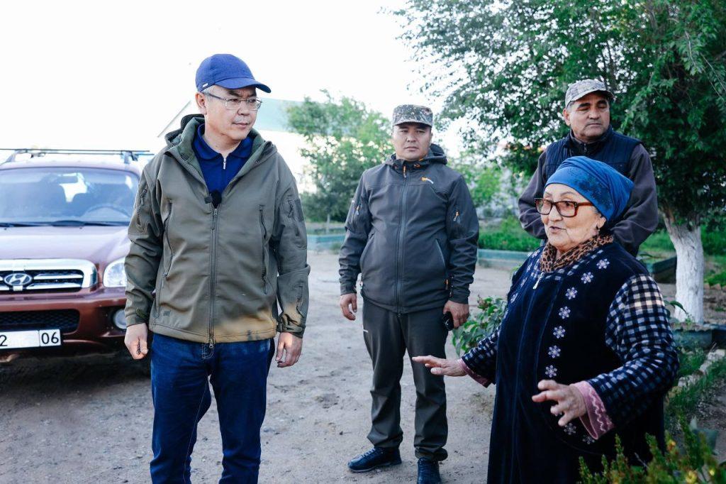 Серік Шәпкенов Құлсары қаласының тұрғындарымен кездескеннен кейін зардап шеккен үйлерді аралады