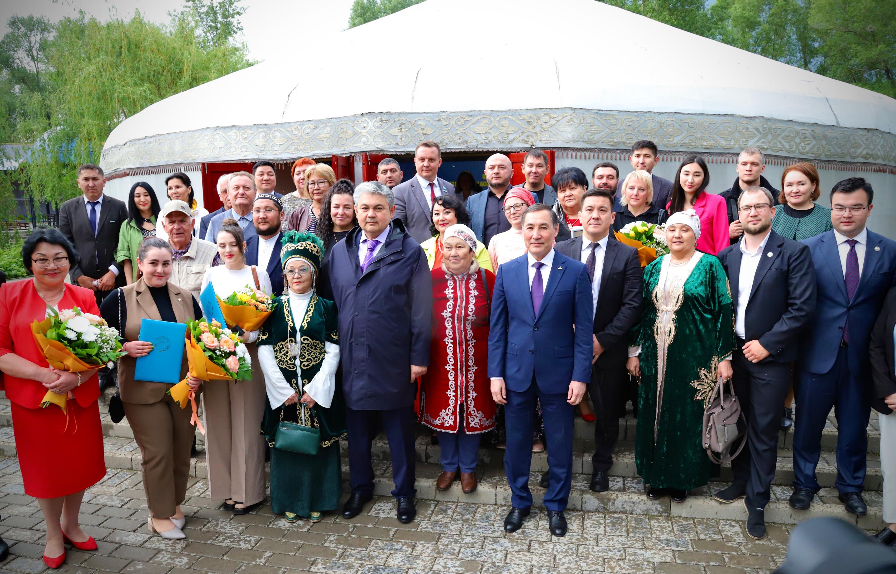 Қазақстан халқы Ассамблеясының ШҚО-дағы өкілдеріне шағын автобус берілді 
