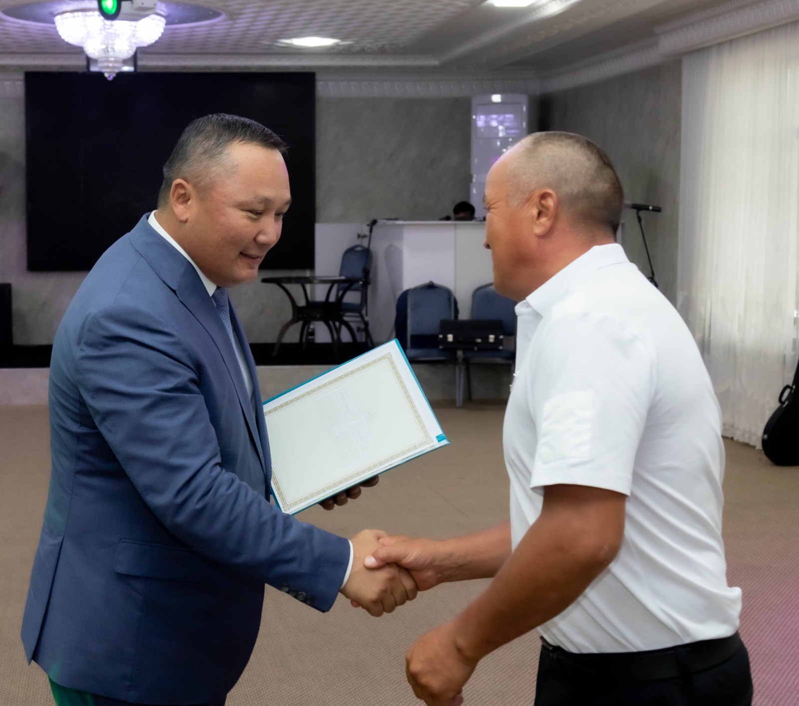 Атыраудағы су тасқынымен күрескен тараздық батырлар марапатталды