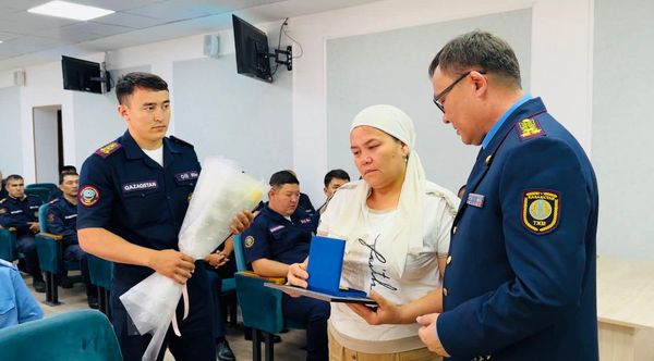  ЕРЛІГІМЕН ЕСТЕ ҚАЛҒАН САЙРАМДЫҚ ӨРТ СӨНДІРУШІ «ЕРЛІГІ ҮШІН»  МЕДАЛІМЕН МАРАПАТТАЛДЫ