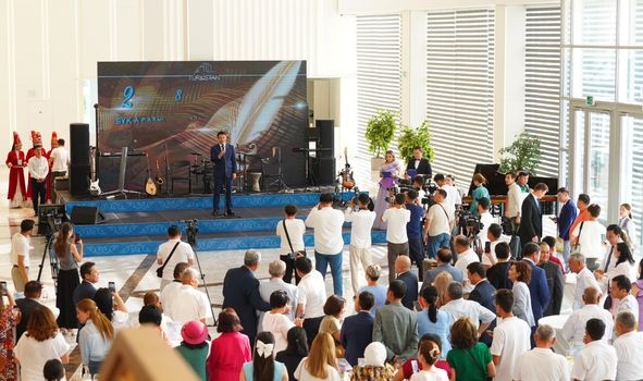 ОБЛЫС ӘКІМІ ДАРХАН САТЫБАЛДЫ БАҚ ӨКІЛДЕРІНЕ ҚҰРМЕТ КӨРСЕТТІ