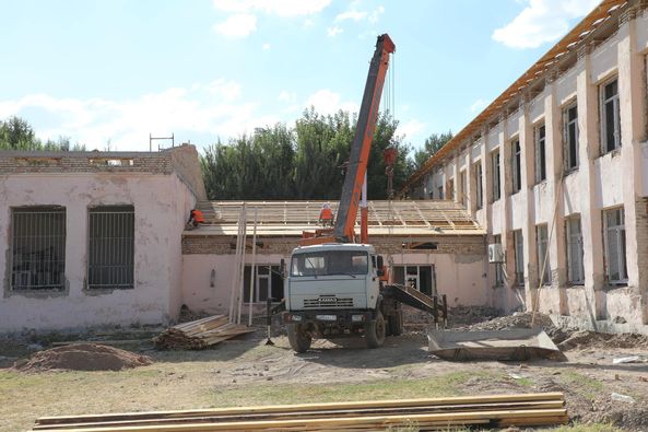 САРЫАҒАШ АУДАНЫНДА МЕКТЕПТЕРДІҢ КҮРДЕЛІ ЖӨНДЕУ ЖҰМЫСТАРЫ ҚАРҚЫНДЫ ЖҮРІП ЖАТЫР