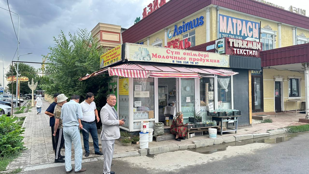 Таразда заңсыз қойылған дүңгіршектер алынуда