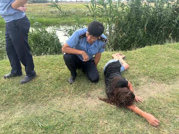 КӨЛІК ПОЛИЦЕЙІ СУҒА БАТЫП БАРА ЖАТҚАН ӘЙЕЛДІ ҚҰТҚАРДЫ