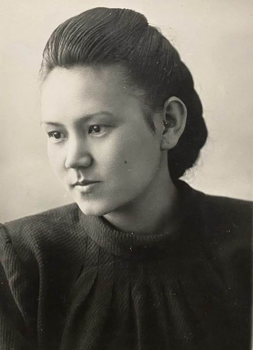 Әйел ваннада жасырын камерада трусисын ауыстырады.