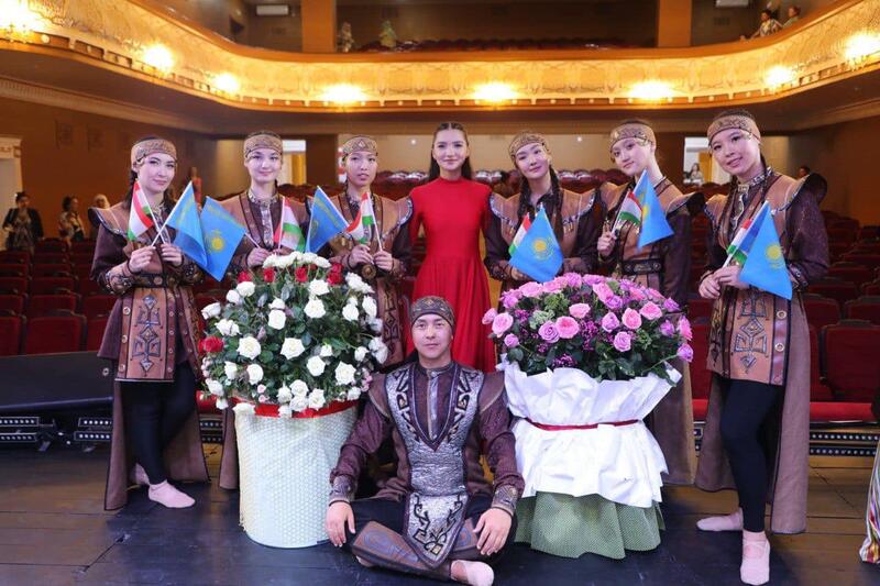 ӨНЕРПАЗДАР – ТӘЖІКСТАН ТӨРІНДЕ