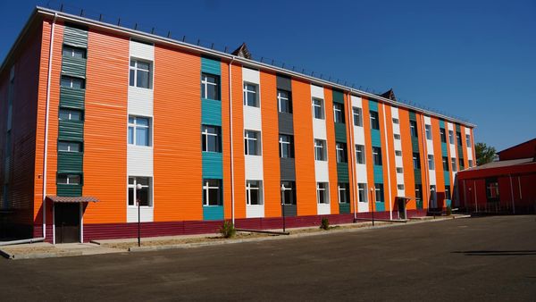 КЕЛЕСТЕ БІЛІМ КҮНІНЕ ОРАЙ 300 ОРЫНДЫҚ ҚОСЫМША МЕКТЕП ҒИМАРАТЫ ПАЙДАЛАНУҒА БЕРІЛДІ 