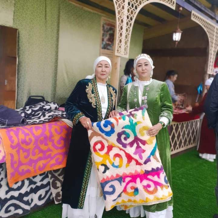 Созақтық ұстаз алып құрақ құрауға атсалысты