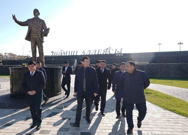 ДАРХАН САТЫБАЛДЫ ТЕМІРЛАНДАҒЫ ЭТНОАУЫЛ МЕН «ШӘМШІ» АЛЛЕЯСЫН АРАЛАП, ЕЛ АҒАЛАРЫ ЖӘНЕ КӘСІПКЕРЛЕРМЕН КЕЗДЕСТІ