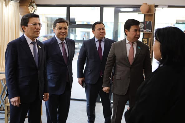 ТҮРКІСТАН: БАЗАРДАҒЫ КІТАПХАНАҒА 10 МЫҢДАЙ ОҚЫРМАН КЕЛГЕН