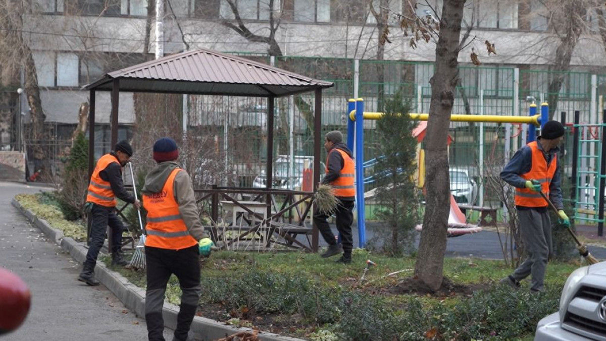 Алматыда аулалар мен көшелерді нашар тазалаған мердігерлерге айыппұл салынады