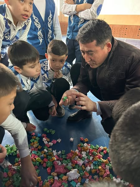 ТҮРКІСТАН: САРЫАҒАШТАҒЫ МЕКТЕПТІҢ ОҚУШЫЛАРЫ ҮЗІЛІСТЕ АСЫҚ ОЙНАЙДЫ