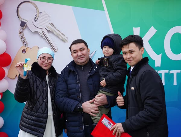 ТҮРКІСТАН ОБЛЫСЫ, ҚАЗЫҒҰРТ АУДАНЫНДА 40 ОТБАСЫНА ЖАҢА ПӘТЕР КІЛТІ ТАПСЫРЫЛДЫ