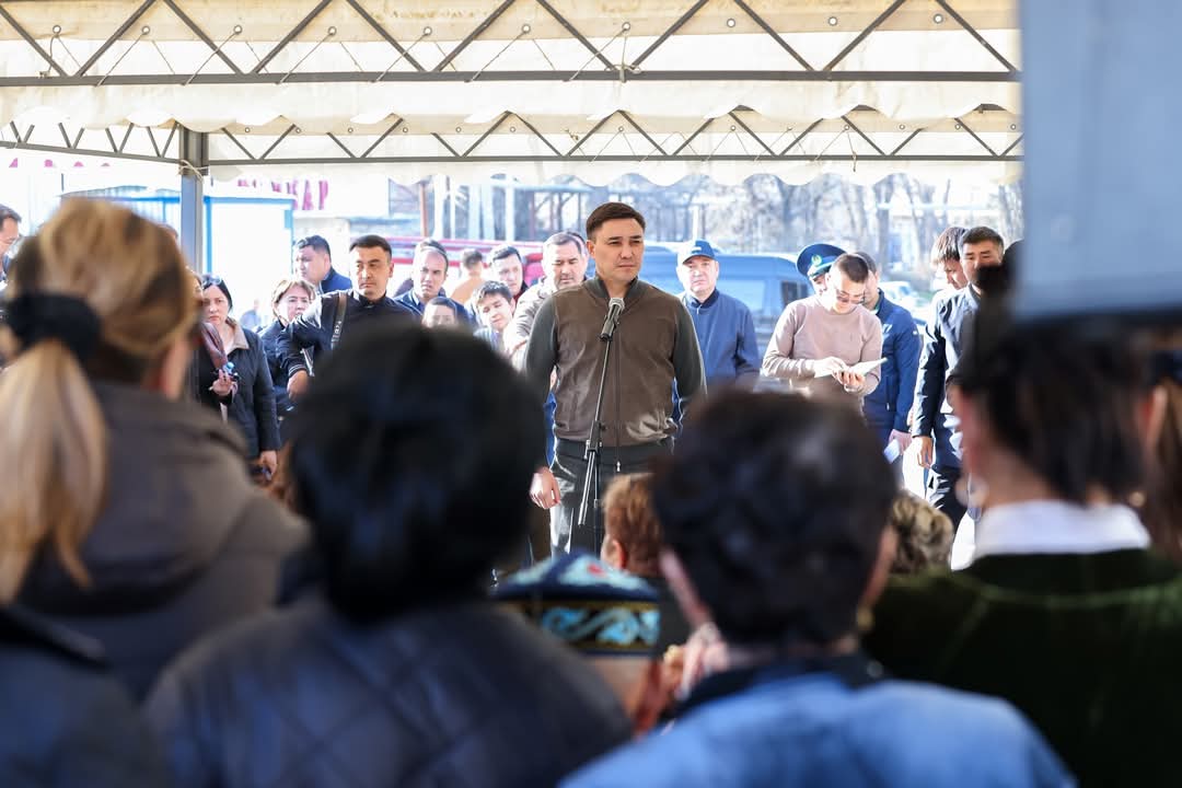 Әкім Шымкентті аралап, тұрғындармен кездесті    