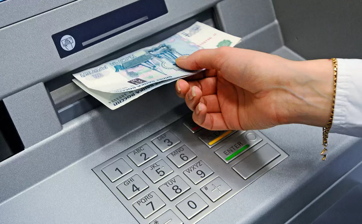 Санкция салдары: ресейлік банкоматтар жаңа ақшаларды қабылдамай жатыр