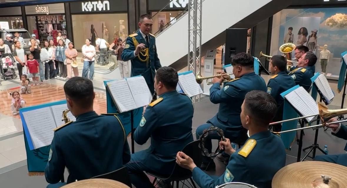 ҚР Ұлттық ұланы 5513 әскери бөлімінің оркестрі Тараз жұртын Отан қорғаушылар күнімен қуантты