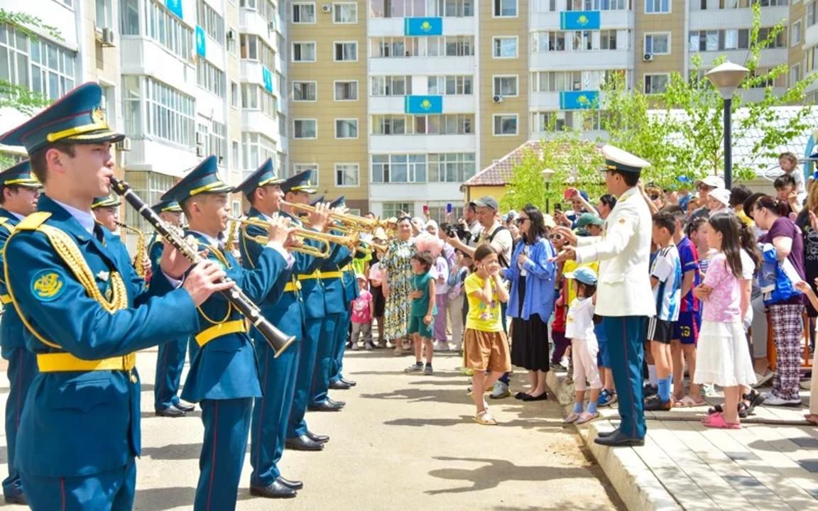 Терезеде желбіреген көк ту