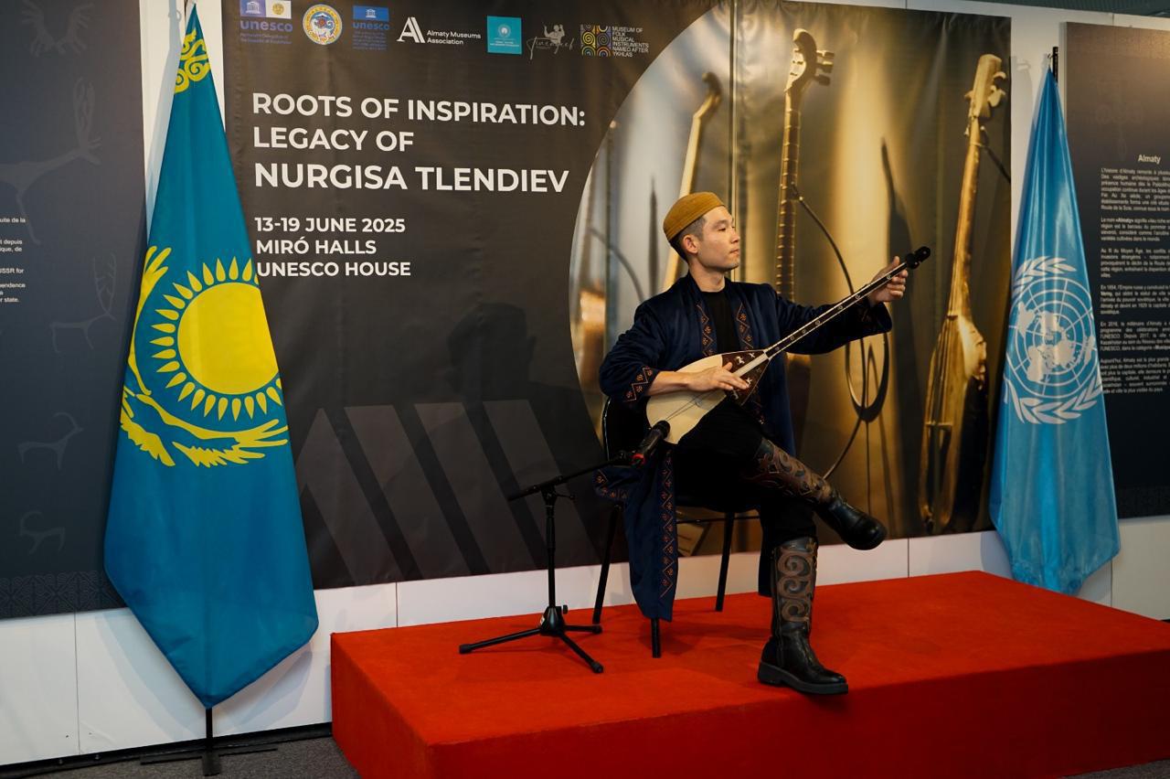 Париж қаласындағы ЮНЕСКО штаб-пәтерінде Нұрғиса Тілендиевтің туғанына 100 жыл толуына арналған халық музыкалық аспаптарының халықаралық көрмесінің салтанатты ашылуы өтті