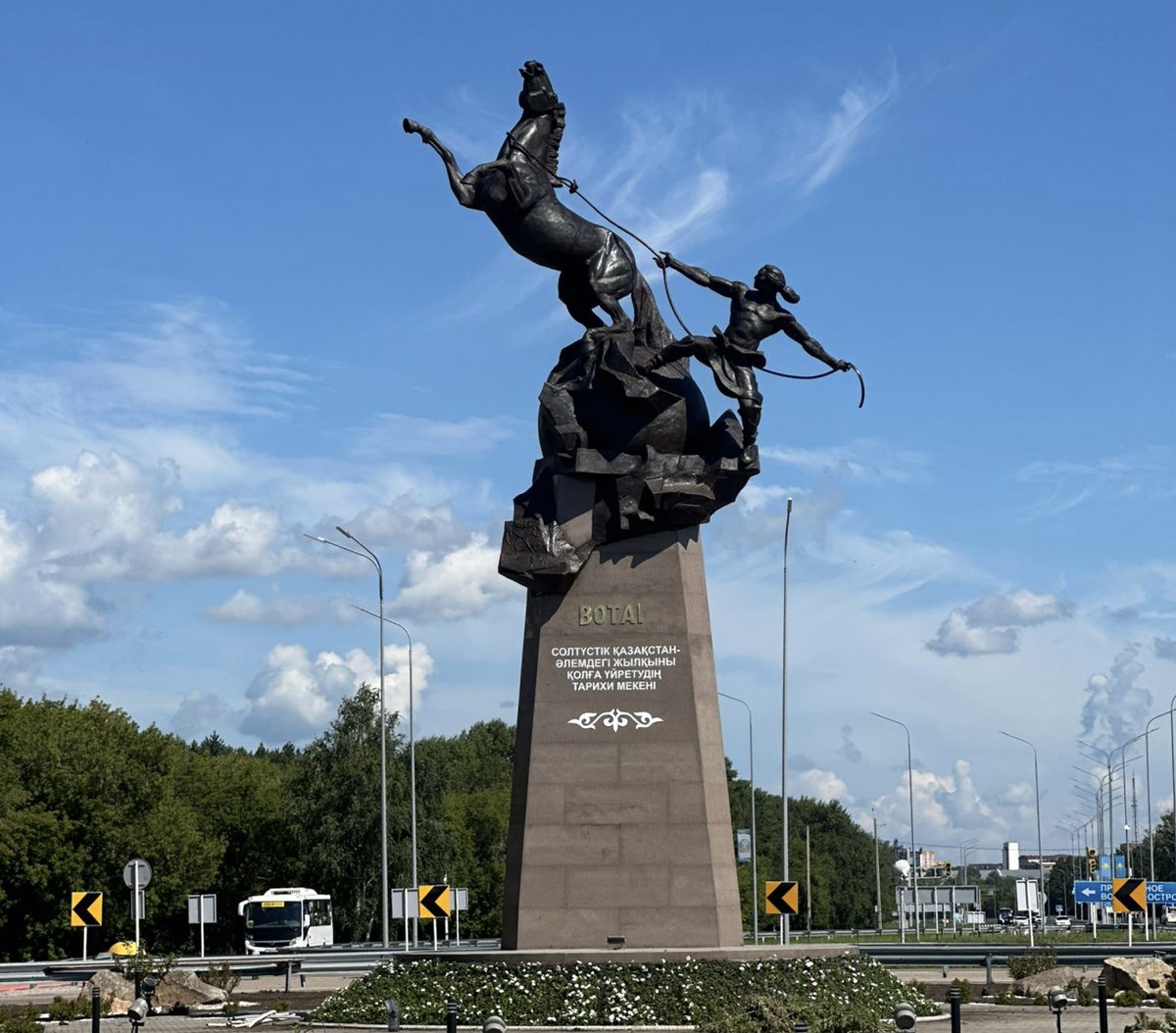 Тұлпарды алғаш рет тізгіндеген қазақты  сомдаған ескерткіш рухымызды аспандатты 