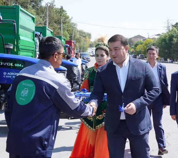 ТҮРКІСТАН: САРЫАҒАШТА КОММУНАЛДЫҚ САЛА ӨКІЛДЕРІНЕ ЖАҢА ТЕХНИКАЛАР ТАПСЫРЫЛДЫ