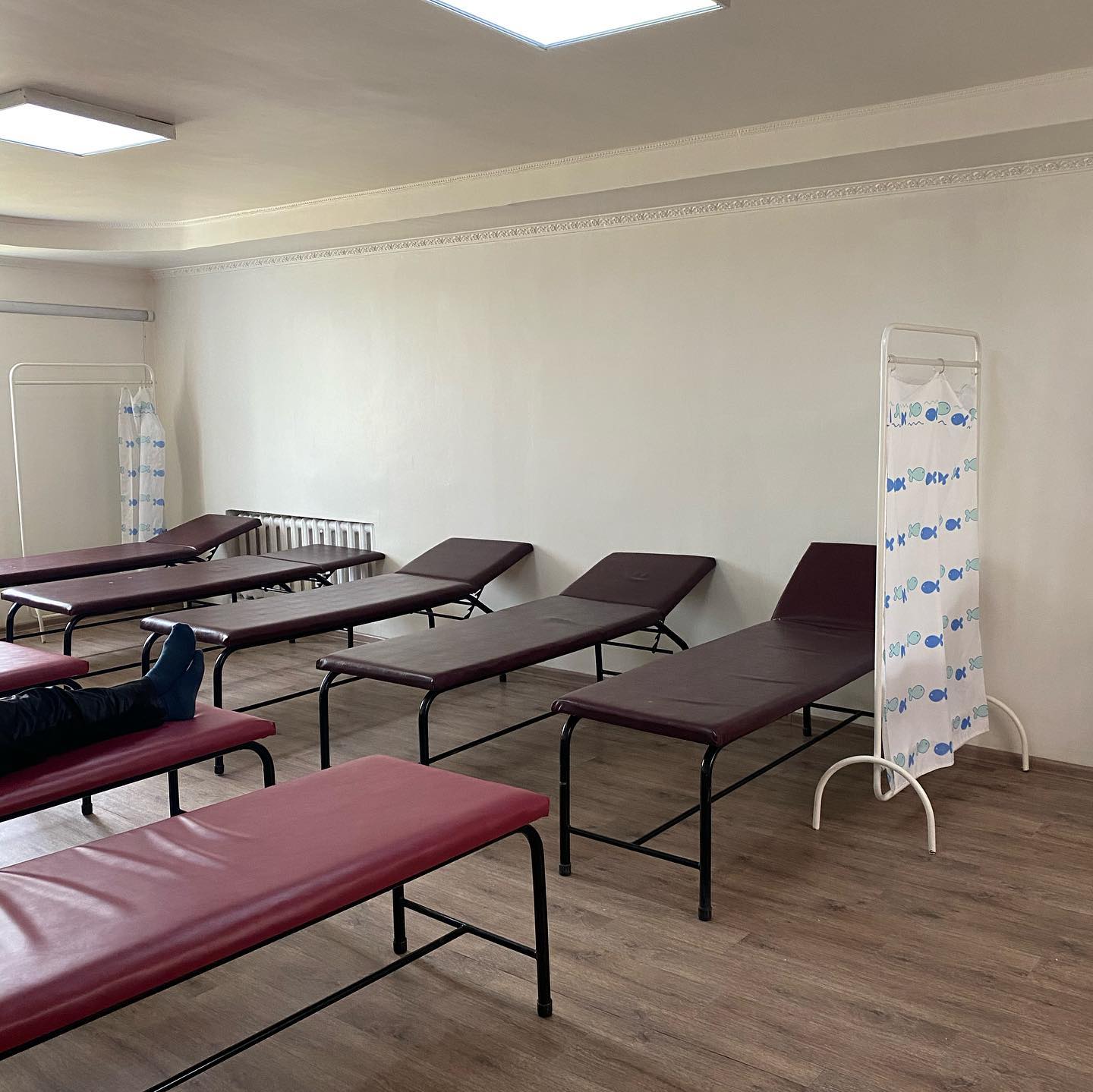 Күндізгі стационардағы емдеу бөлімі кімге және қалай қызмет көрсетеді?  