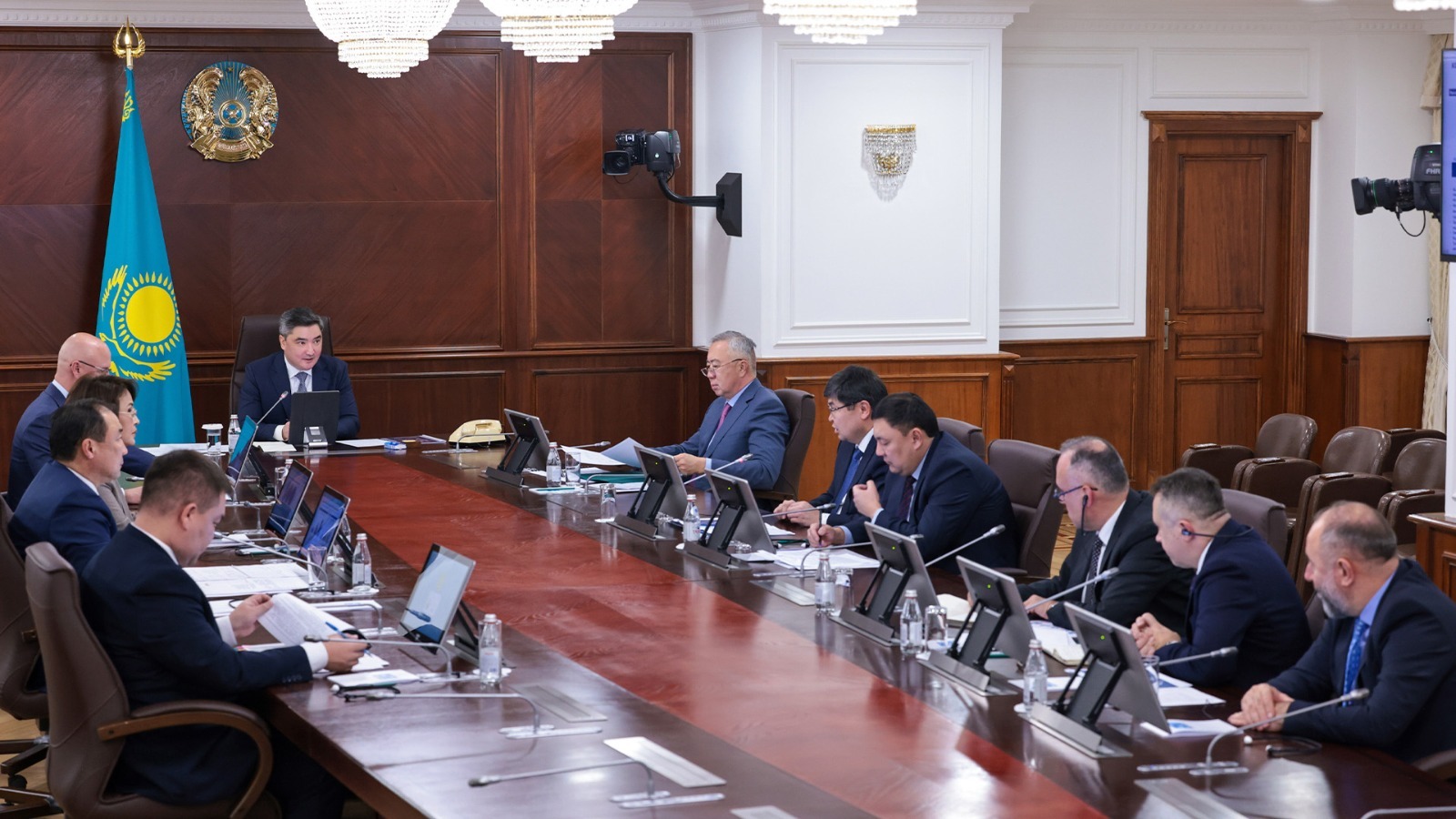 TAV Airports Holding бас директоры Серкан Каптан мен Алматы халықаралық әуежайының президенті Гокер Косе Премьер-Министр Олжас Бектеновке әуежайдың 2050 жылға дейінгі стратегиялық даму бағдарламасының іске асырылу барысы туралы баяндады