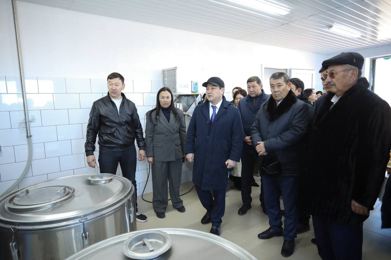 Облыс әкімі түйе сүтін автоматтандырылған әдіспен сауатын цехтың жұмысымен танысты