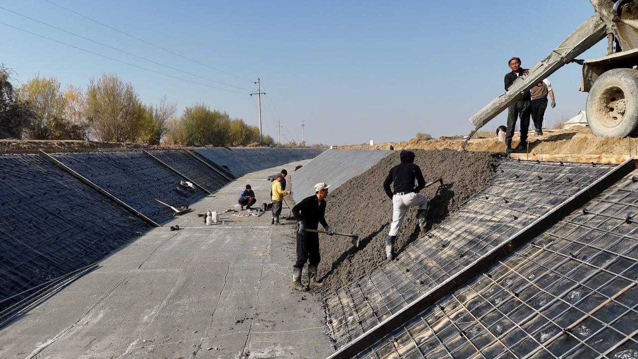 Ауқымды жаңғырту: Түркістан облысында ұзындығы 62 шақырымнан астам арық каналдарын бетонмен қаптау жұмыстары жүргізіліп жатыр