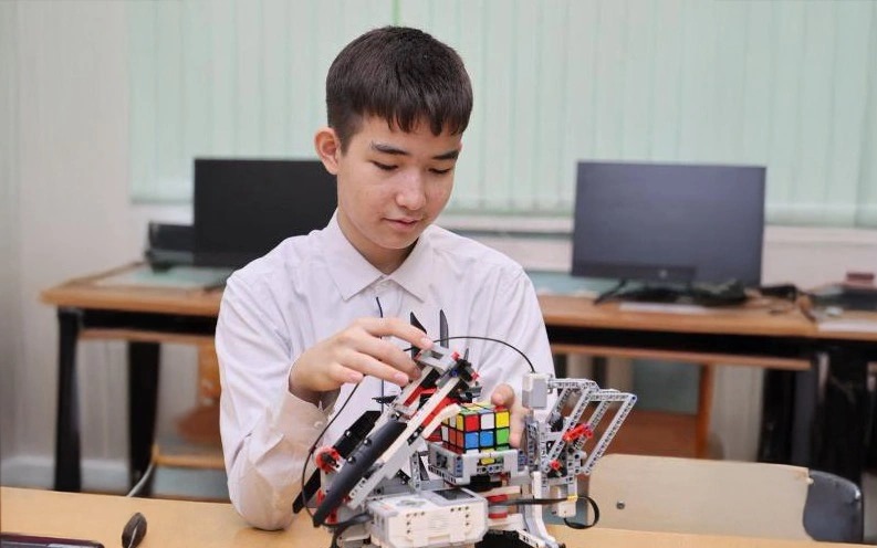 КУБИК РУБИК ЖИНАЙТЫН   РОБОТ ОЙЛАП ТАПҚАН ОҚУШЫ